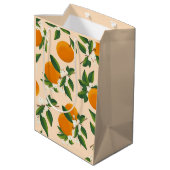 Little Cutie On The Way Orange Baby Shower ミディアムペーパーバッグ (裏面アングル)