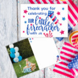 Little Firecracker 7月1日の4th誕生日の写真 サンキューカード<br><div class="desc">7月感謝してい1日の誕生日の写真サンキューカードのこの愛らしいリトルフィレクラッカー4thと愛国的スタイルであなたの家族と友人！フェスティバルの赤、白、青の花火と宇宙で写真を撮るお気に入りのと、このカスタマイズ可能なカードは祝あなたの小さなマイルストーンに最適である。星空の夏のお祝いから思い出に残る思い出の品を簡単にパーソナライズ！</div>