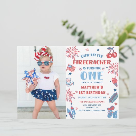 Little Firecracker 7月1日の4th誕生日の写真 招待状 (スタンド正面)
