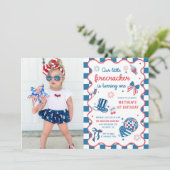 Little Firecracker 7月1日の4th誕生日の写真 招待状 (スタンド正面)