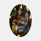 Little Kitten on Christmas Tree Personalized メタルオーナメント (正面右)