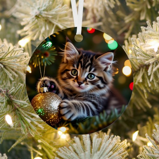 Little Kitten on Christmas Tree Personalized メタルオーナメント (インサイチュ)