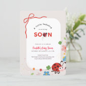 Little Ladybug Red Bow Floral Baby Shower 招待状 (スタンド正面)