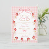 Little Love Bug Pink Gingham Girl Baby Shower 招待状 (スタンド正面)
