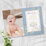 Little Mr. ONEderful Blue Boy 1stバースデーフォト サンキューカード<br><div class="desc">青い背景に水感謝してい色の緑のを取り入れている可愛い1歳の誕生日フォトカード。誕生日の男の子の写真と特別な誕生日でパーソナライズあなたはシックな感謝していタイポグラフィでメッセージをメッセージ。小さなミスター感謝してい・オダーフルから君を言うのに最適な方法！Thisisnomeによる設計©</div>
