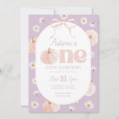 Little Pumpkin 1st Birthday Daisies Purple Bow 招待状 (正面)