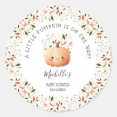 Little Pumpkin on the Way Fall Floral Baby Shower ラウンドシール (正面)