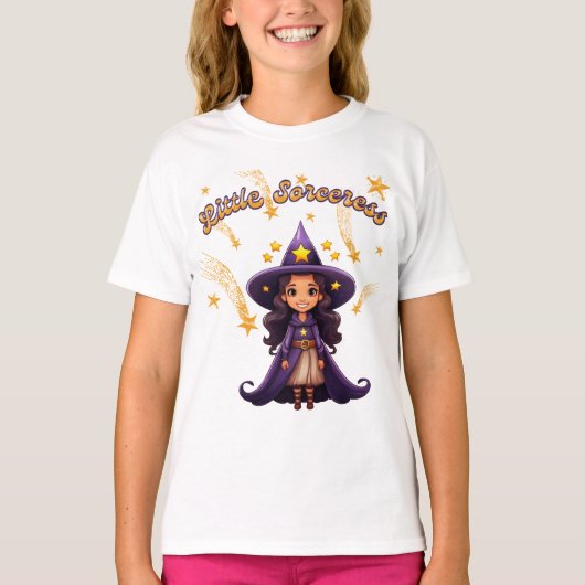 Little Sorceress – Kids’ Halloween T-Shirt Tシャツ (正面)