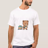 Little Traveler Bear Illustration Tシャツ (正面)