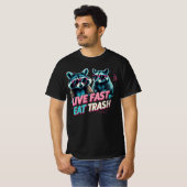 Live Fast Eat Trash アライグマ ミーム Tシャツ (正面フル)