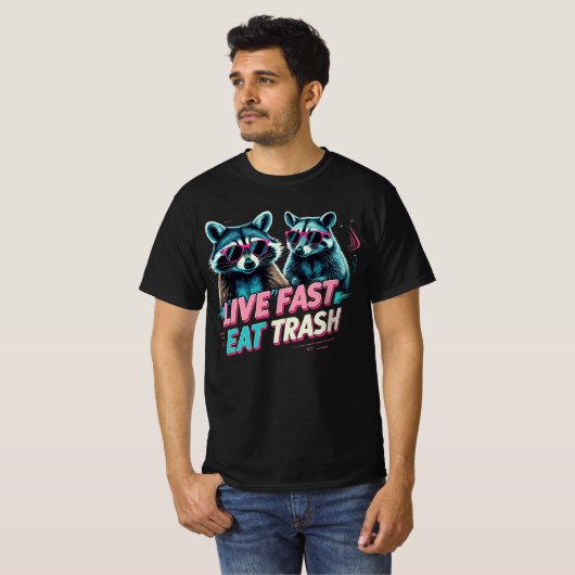 Live Fast Eat Trash Raccoon Meme Tシャツ (正面フル)