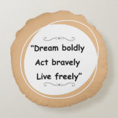 Live Freely – Motivational ラウンドクッション (裏面)