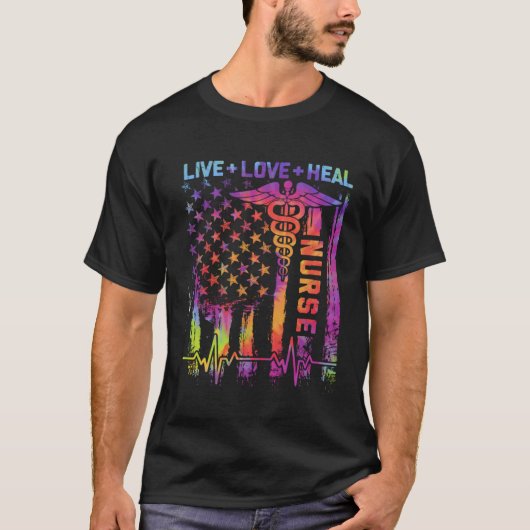 Live Love Heal American US Flag Heartbeat Nurse Da Tシャツ (正面)
