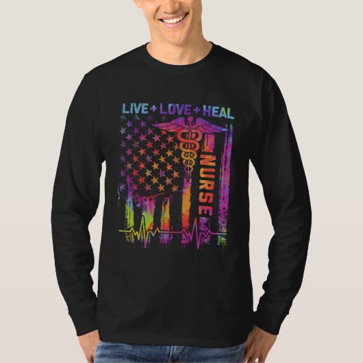 Live Love Heal American US Flag Heartbeat Nurse Da Tシャツ (正面)