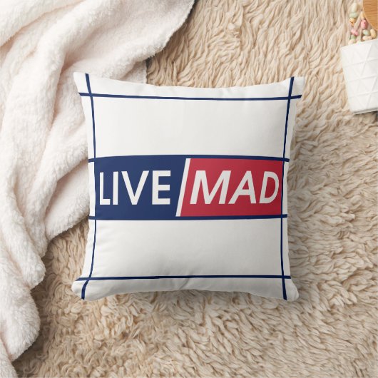 LIVE MAD – Bold Motivational Throw Pillow (White) クッション (ブランケット)