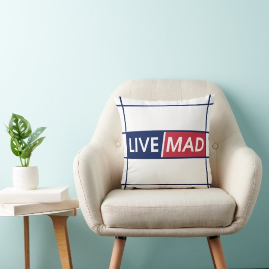 LIVE MAD – Bold Motivational Throw Pillow (White) クッション (椅子)