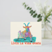 LivinのLaのVida Goataのおもしろいなわめくヤギのデザイン ポストカード (スタンド正面)