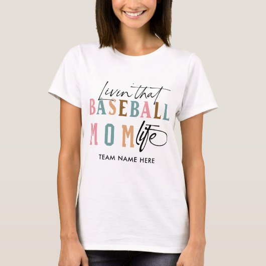 LIVING THAT BASEBALL MOM LIFE チーム名 Tシャツ (正面)