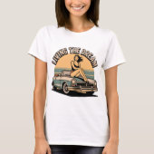 Living the Dream Retro Car Sunset Tee Tシャツ (正面)