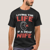 Living The Life Of A Deaf Wife ASL Deaf Pride Tシャツ (正面)