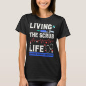 Living the Scrub Life Certified Sensing Assistant Tシャツ (正面)