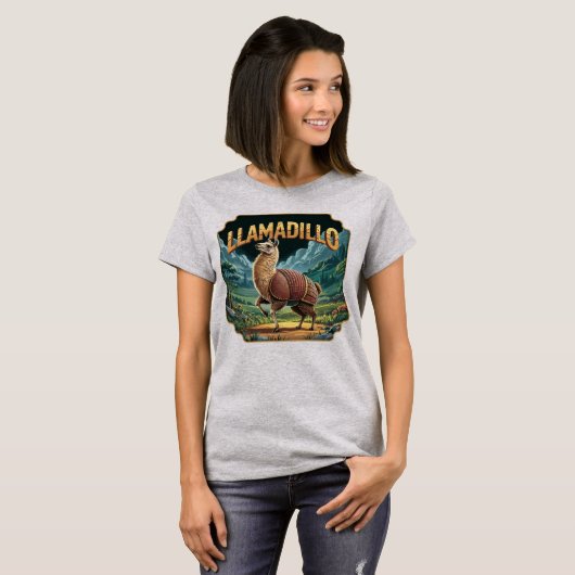 Llamadillo Illustration – Llama Armadillo Funny Tシャツ (正面フル)