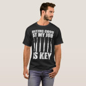 Locksmith beeing good at job is key lock picking tシャツ (正面フル)
