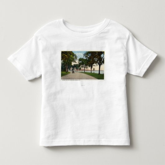 Locomobileを示す海浜公園ドライブ眺め トドラーTシャツ (正面)