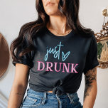 LOLA 飲 in Love Justネオン飲バチェロレッテ Tシャツ<br><div class="desc">このジャスト飲バチェロレッテTシャツはネオンインスパイアレタリングをピンクとブルーにしたもの。このティーを愛飲の花嫁のシャツと組み合わせて、まとまったバチェロレッテイベント。💜色は編集可能！'クリック編集デザイン'を使用して独自のカラーを作成する。</div>