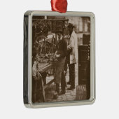 「Londonの街の生活からの通りの錠前屋、 メタルオーナメント (右)