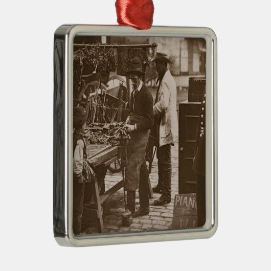 「Londonの街の生活からの通りの錠前屋、 メタルオーナメント (右)