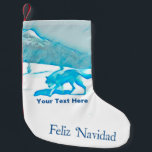 Lone Wolf In WInter - Feliz Navidad スモールクリスマスストッキング<br><div class="desc">オオカミ(カニスループス)は、この様式化された青とモノトーンのイメージの雪の風景を通って道を進む。スペインの文字読の「フェリズ・ナヴィダッド」(メリー・クリスマス)も登場。独自の追加文字の追加</div>