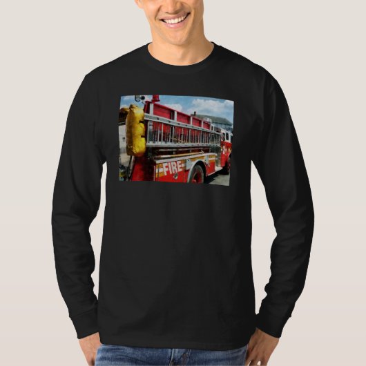 Long Ladder on Fire Truck Tシャツ (正面)