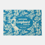 Longboardのロゴおよびハイビスカスの紺碧をサーフしているクラブ ドアマット (正面)