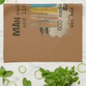 Longboardsの早い人および女性のサーフィンのユーモア キッチンタオル (折り畳み)