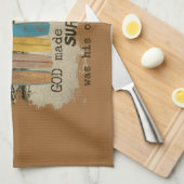 Longboardsの早い人および女性のサーフィンのユーモア キッチンタオル (四つ折り)