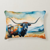 Longhorn Steer in a pasture アクセントクッション (正面)