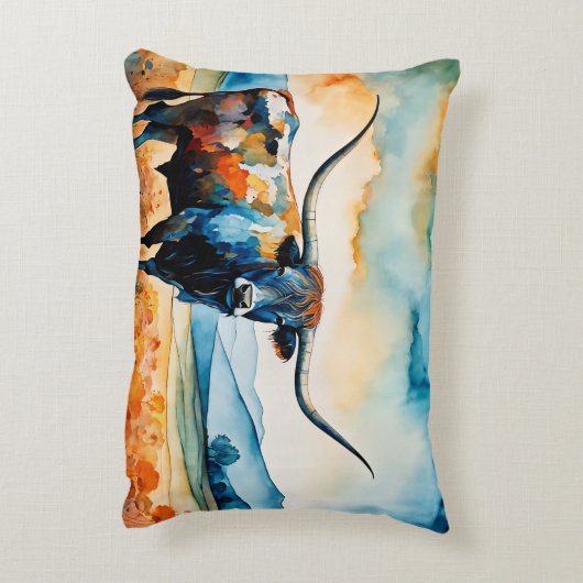 Longhorn Steer in a pasture アクセントクッション (裏面(縦))