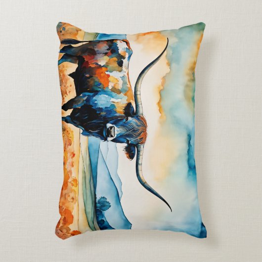 Longhorn Steer in a pasture アクセントクッション (正面(垂直))