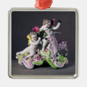 Longtonホールのグループ、ヤギとの2 putti、c.1755 メタルオーナメント (正面)