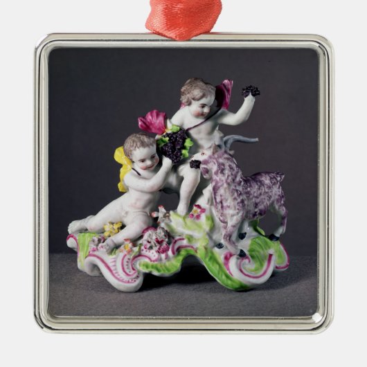 Longtonホールのグループ、ヤギとの2 putti、c.1755 メタルオーナメント (正面)