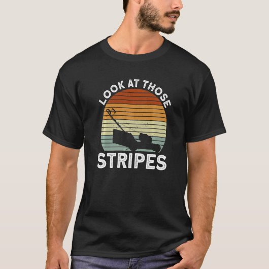 Look At Those Stripes - Lawn Mowing Funny Dad Lawn Tシャツ (正面)