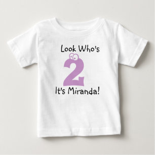 Look Who's 2カスタマイズ可能な誕生日Tシャツ ベビーTシャツ
