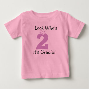 Look Who's 2カスタマイズ可能な誕生日Tシャツ ベビーTシャツ