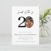 Look Who's 20誕生日モダンシンプル写真 招待状 (スタンド正面)
