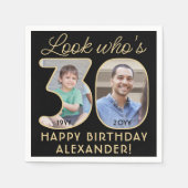 Look Who's 30ブラック&金ゴールドハッピーバースデー2写真 スタンダードカクテルナプキン (正面)