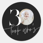 Look Who's 30モダンシンプル誕生日 ラウンドシール (正面)