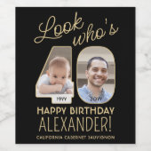 Look Who's 40ブラック&金ゴールド2フォトバースデーパーティー ワインラベル (シングルラベル)