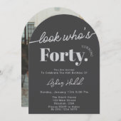 Look Who's 40 モダンシンプル歳40歳の誕生日の写真 招待状 (正面/裏面)