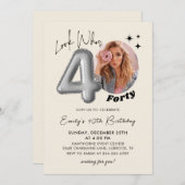 Look Who's 40 モダン 40th Birthday Photo Invite 招待状 (正面/裏面)